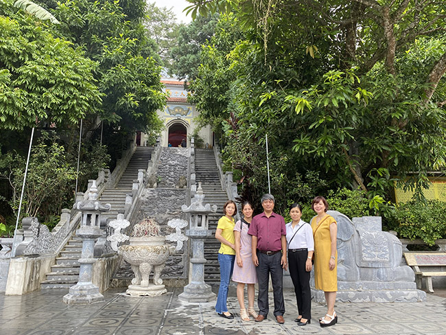 Đoàn của Hội đông y thành phố Hà Nội lên thăm khu bảo tồn cây thuốc nam