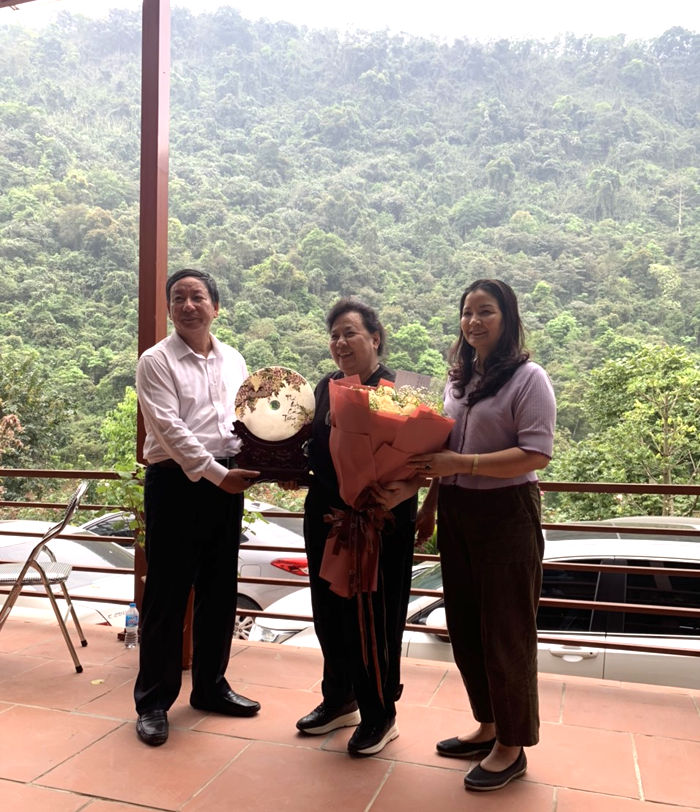 Đoàn thăm của nguyên Chủ tịch HDND thành phố Hà Nội Nguyễn Thị Bích Ngọc
