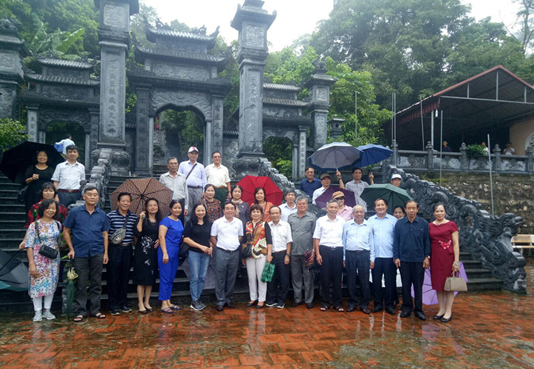 Đoàn thăm vườn thuốc của các đồng chí nguyên cán bộ tỉnh Hà Tây
