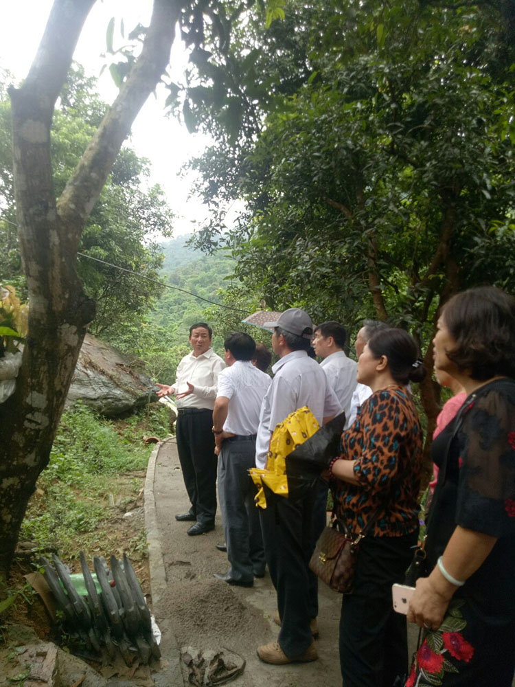 Đoàn thăm vườn thuốc của các đồng chí nguyên cán bộ tỉnh Hà Tây