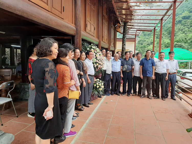 Đoàn thăm vườn thuốc của các đồng chí nguyên cán bộ tỉnh Hà Tây, Hà Nội